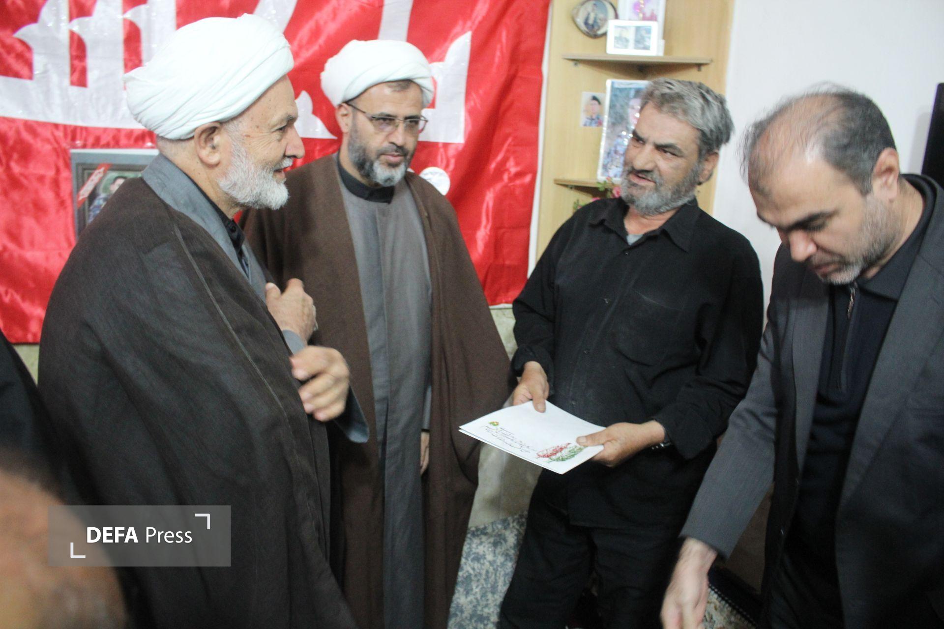 تجلیل مدیرکل حفظ آثار دفاع مقدس قم از خانواده‌های پنج شهید جنگ رمضان