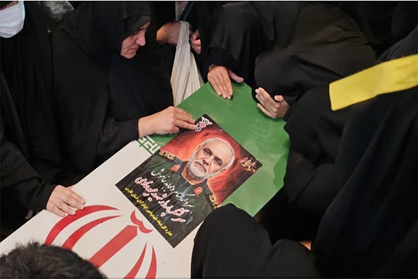 وداع خانواده‌های شهدا با شهید خادمی در حرم شاهچراغ (ع) + تصاویر