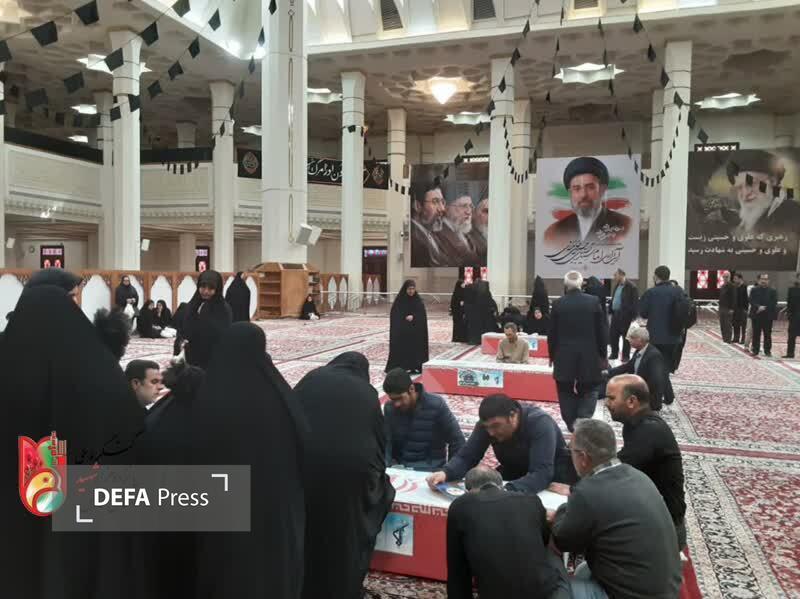 وداع خانواده‌های شهدا با شهید خادمی در حرم شاهچراغ (ع) + تصاویر