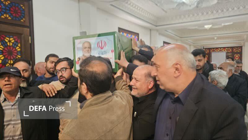 وداع خانواده‌های شهدا با شهید خادمی در حرم شاهچراغ (ع) + تصاویر