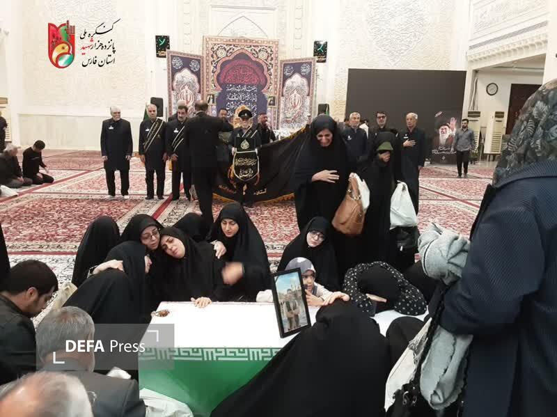 وداع خانواده‌های شهدا با شهید خادمی در حرم شاهچراغ (ع) + تصاویر