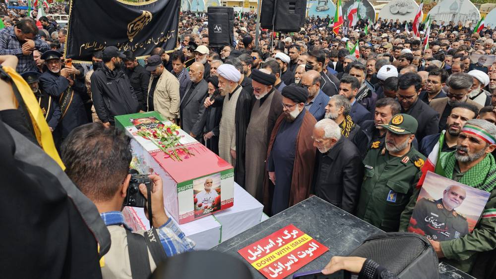 سنگ تمام شیرازی‌ها در مراسم تشییع پیکر شهید خادمی+ فیلم