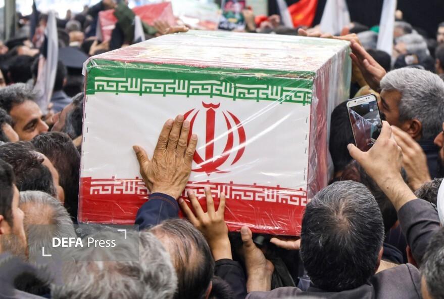 تشییع پیکر مطهر شهید ۱۳ ساله جنگ رمضان در خرمشهر تشییع پیکر مطهر شهید ۱۳ ساله جنگ رمضان در خرمشهر