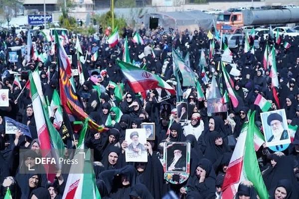 آئین گل‌مالی مردم خرم‌آباد در اربعین قائد شهید+ عکس