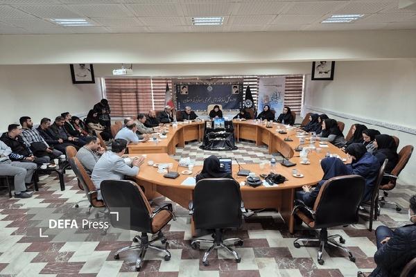 محفل شعر نیمکتهای آسمانی در سوگ دانشآموزان شهید میناب در سنندج برگزار شد محفل شعر نیمکتهای آسمانی در سوگ دانشآموزان شهید میناب در سنندج برگزار شد