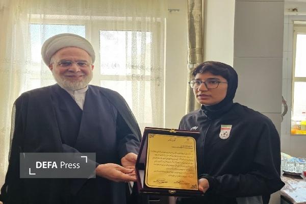 نماینده ولی فقیه کردستان از بانوی ملی پوش فوتبال کردستانی در قروه تقدیر کرد