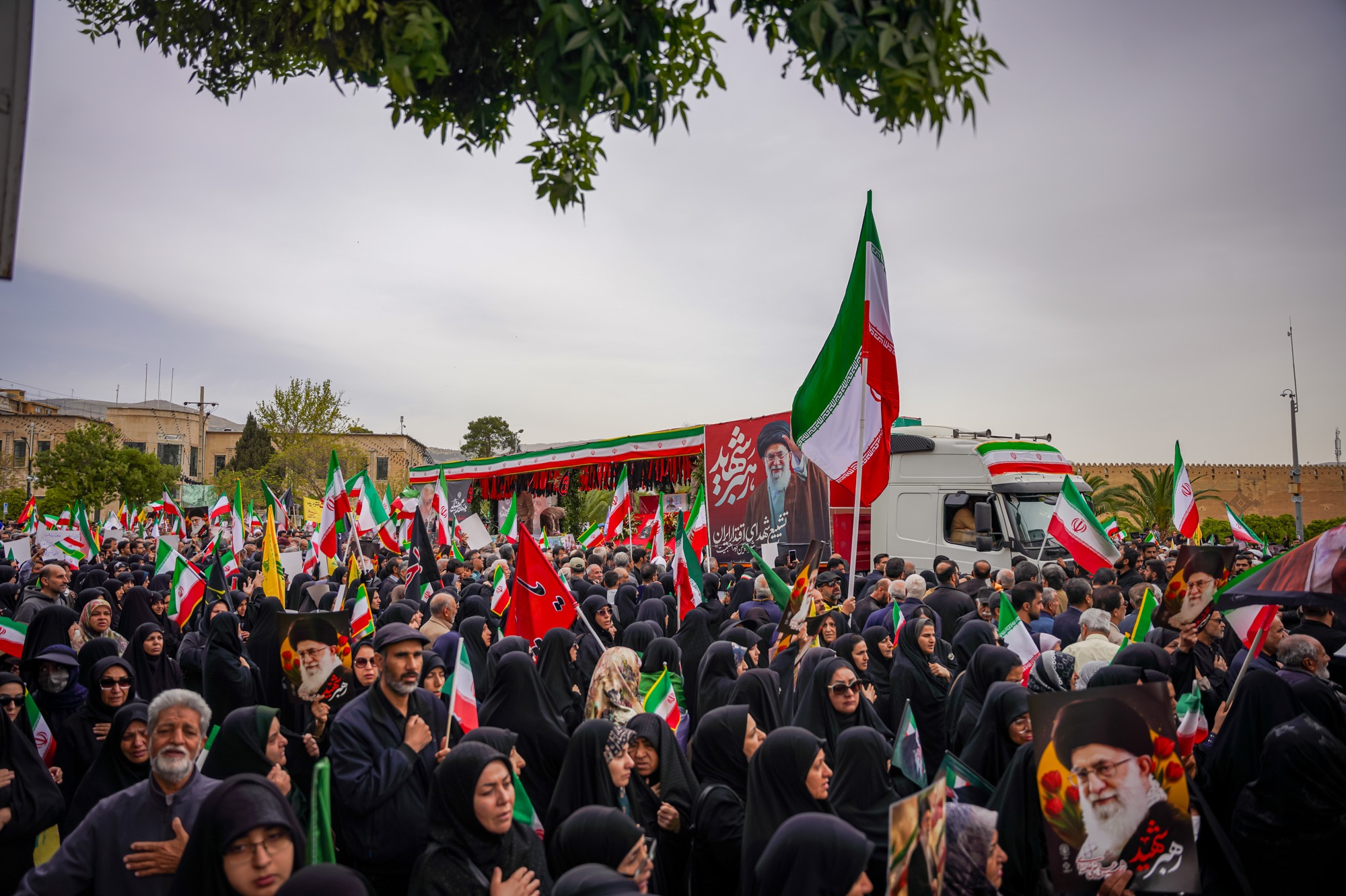 تصاویر/ مراسم تشییع سرلشکر پاسدار «مجید خادمی» و ۵ شهید اقتدار در شیراز