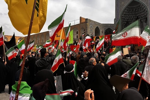 تشییع با شکوه پیکر ۹ شهید جنگ رمضان در اصفهان