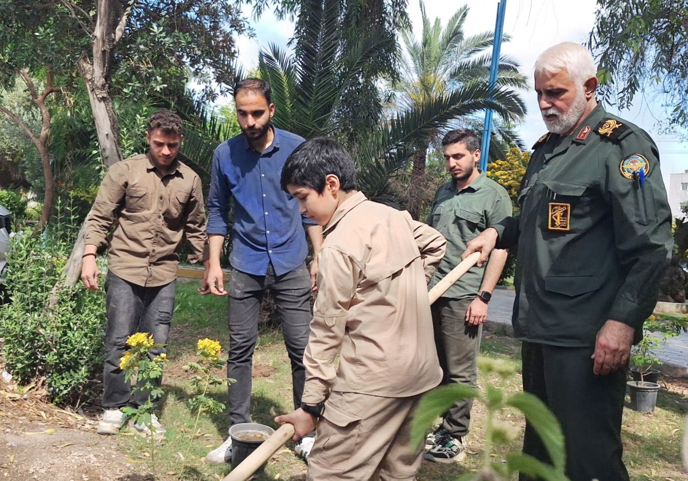 کاشت نهال به یاد شهدای جنگ رمضان در خوزستان