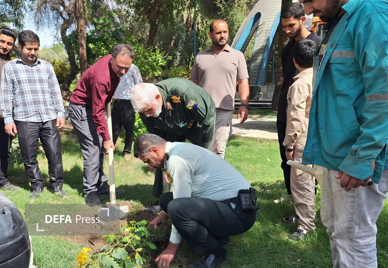 کاشت نهال به یاد شهدای جنگ رمضان در خوزستان