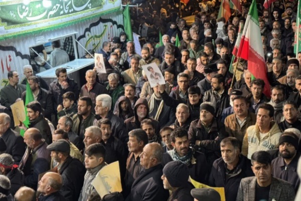فیلم/ تجمع شبانه مردم نهاوند در چهلمین شب شهادت رهبر انقلاب