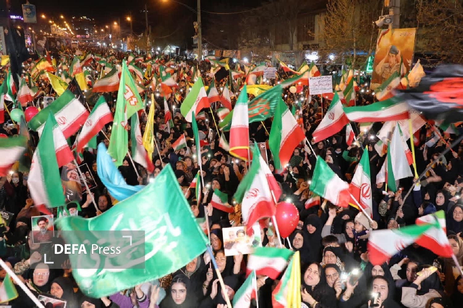 همبستگی ملی در تجمعات شبانه مردم ایران برای دفاع از کشور+ تصاویر و فیلم همبستگی ملی در تجمعات شبانه مردم ایران برای دفاع از کشور+ تصاویر و فیلم