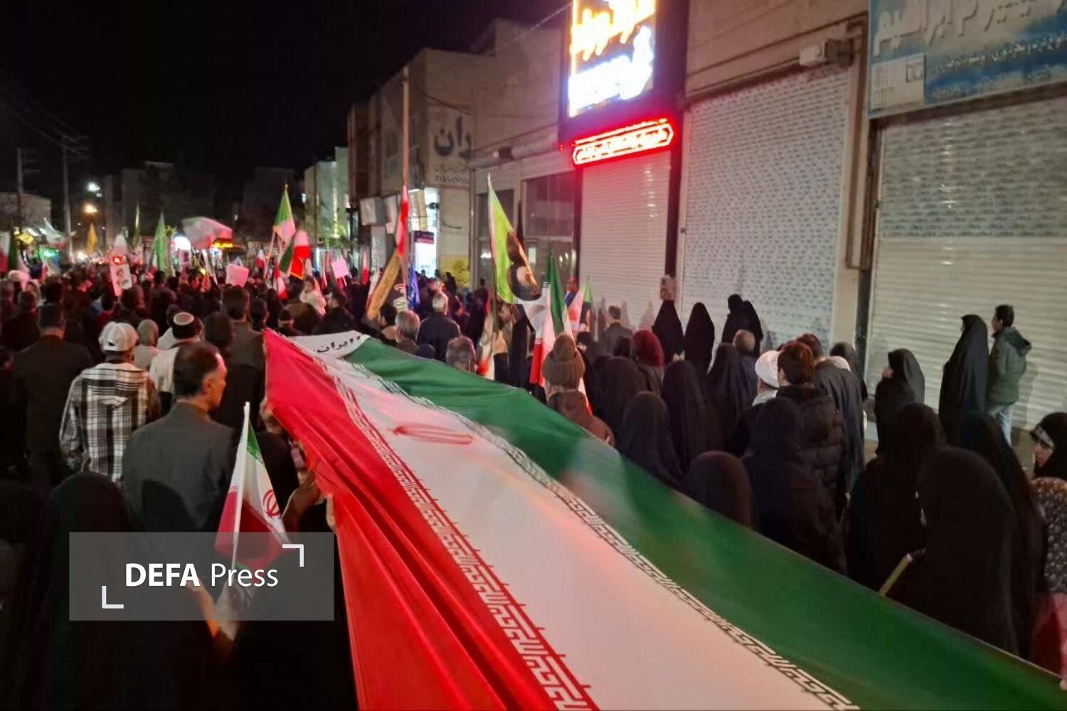 همبستگی ملی در تجمعات شبانه مردم ایران برای دفاع از کشور+ تصاویر و فیلم همبستگی ملی در تجمعات شبانه مردم ایران برای دفاع از کشور+ تصاویر و فیلم