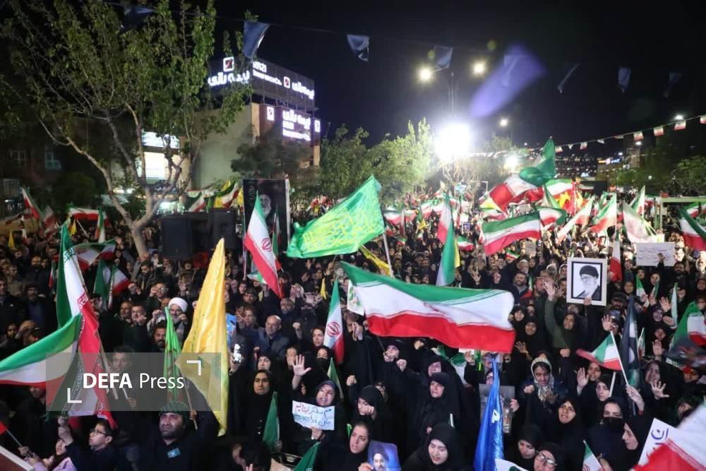 همبستگی ملی در تجمعات شبانه مردم ایران برای دفاع از کشور+ تصاویر و فیلم همبستگی ملی در تجمعات شبانه مردم ایران برای دفاع از کشور+ تصاویر و فیلم