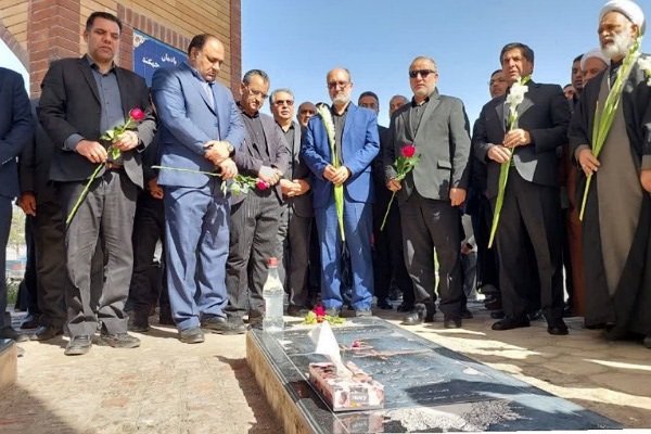 تصاویر/ آیین کاشت ٢٠٠ اصله نهال به مناسبت چهلمین روز شهادت رهبر شهید(ره)