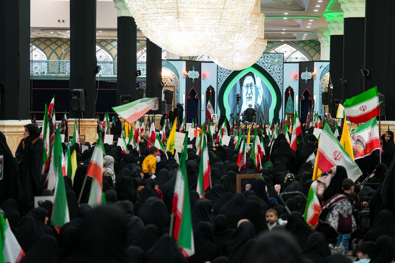 تصاویر/ اجتماع حماسی بانوان قم به مناسبت چهلم قائد شهید در جمکران