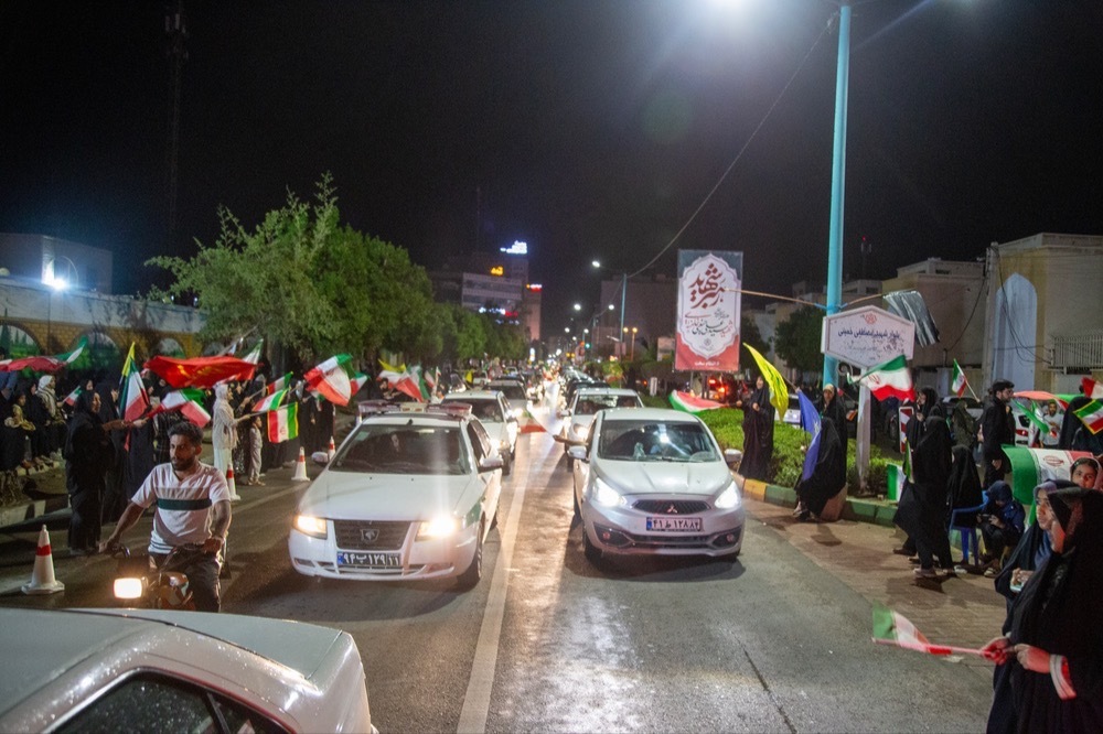 تصاویر/ مردم بندرعباس بلافاصله بعد از بیانیه رهبر انقلاب اسلامی به خیابان‌ها آمدند