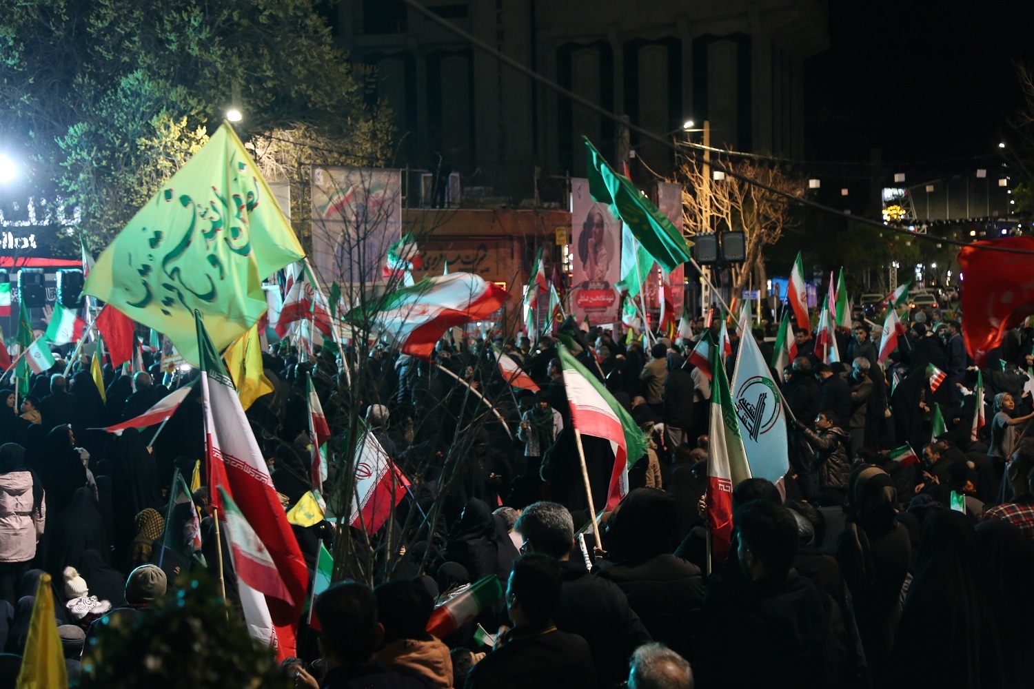 تصاویر/ شکوه حضور موج چهل و یکم مردم اراک در حسینیه ایران