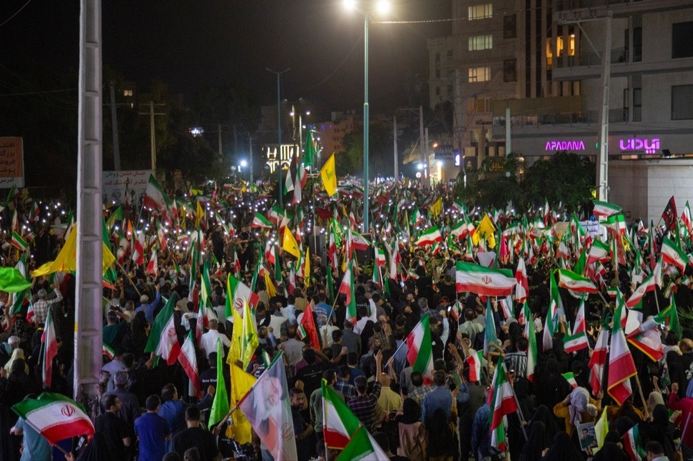 تصاویر/اجتماع چهل و چهارم مردم بندرعباس به خونخواهی امام شهید و دانش ‍اموزان مدرسه شجره با حضور سیدرضا نریمانی