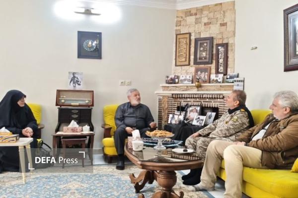 مدیرکل حفظ آثار دفاع مقدس قزوین با خانواده شهید کاپیتان محمد عزیزی دیدار کرد