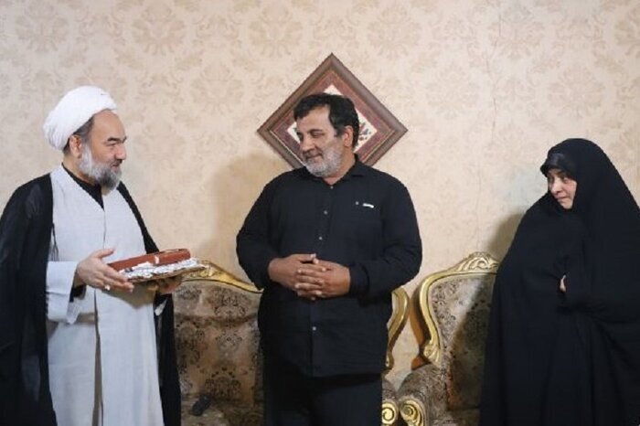 دیدار نماینده ولی‌فقیه در سیستان و بلوچستان با خانواده‌های ۲ شهید جنگ تحمیلی
