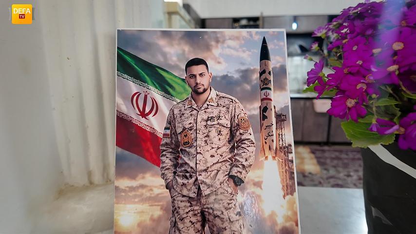 فیلم/ دیدار سرهنگ «حرزاده» با خانواده سرباز شهید «ابوالفضل کریمی»