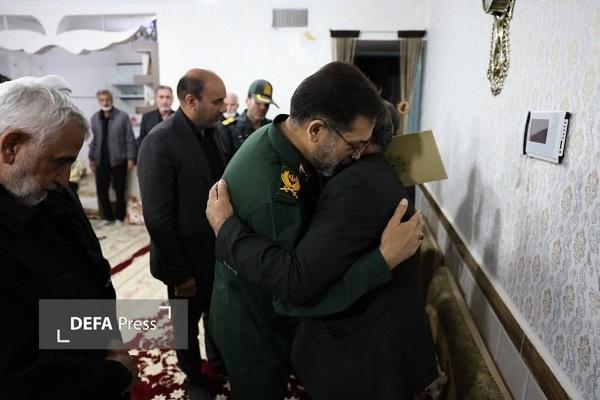 دیدار فرمانده سپاه انصارالحسین(ع) همدان با خانواده شهدای جنگ رمضان + تصاویر