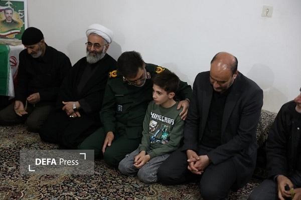 دیدار فرمانده سپاه انصارالحسین(ع) همدان با خانواده شهدای جنگ رمضان + تصاویر