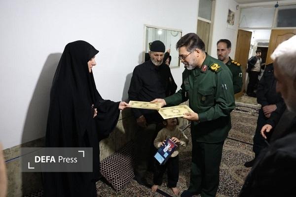 دیدار فرمانده سپاه انصارالحسین(ع) همدان با خانواده شهدای جنگ رمضان + تصاویر