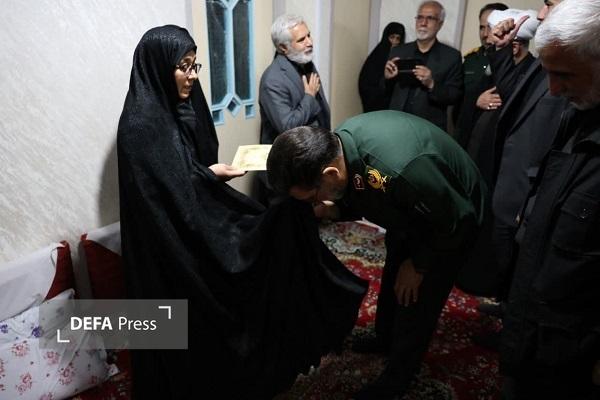 دیدار فرمانده سپاه انصارالحسین(ع) همدان با خانواده شهدای جنگ رمضان + تصاویر