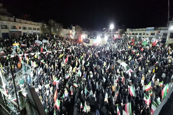 اینجا شهرکرد و مردمی که گوش به فرمان رهبر معظم انقلاب، پرشورتر در میدان حاضر هستند