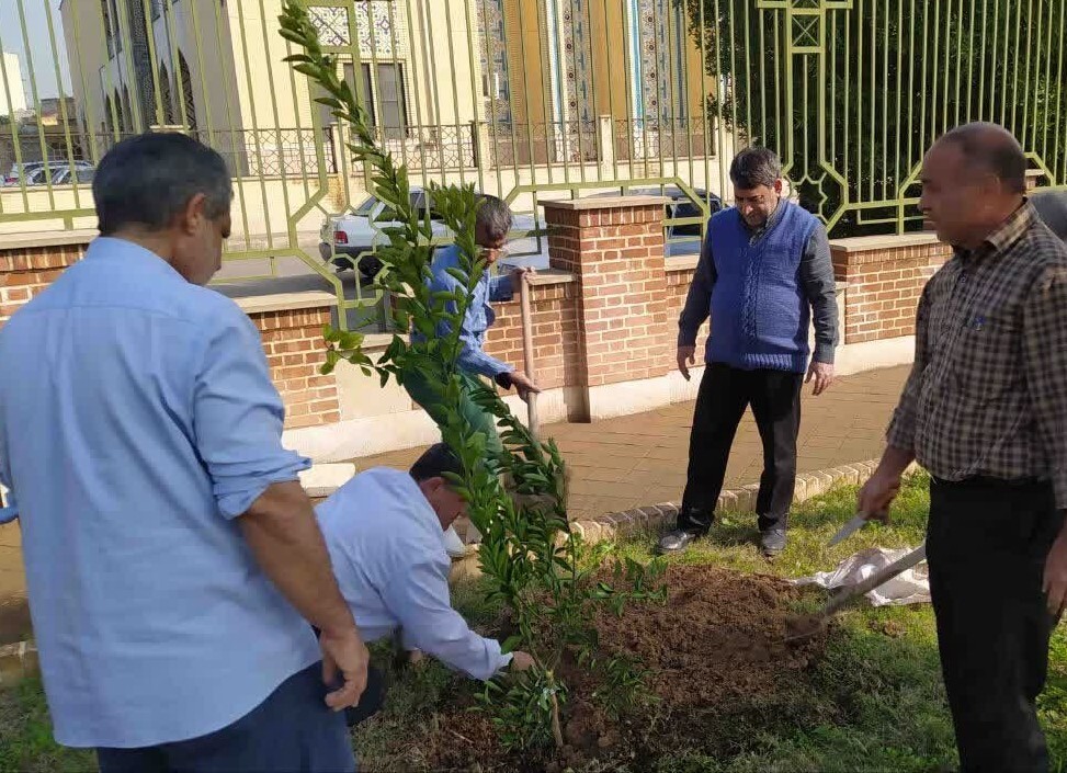 کاشت نهال در موزه دفاع مقدس و مقاومت دزفول به یاد شهدای جنگ رمضان