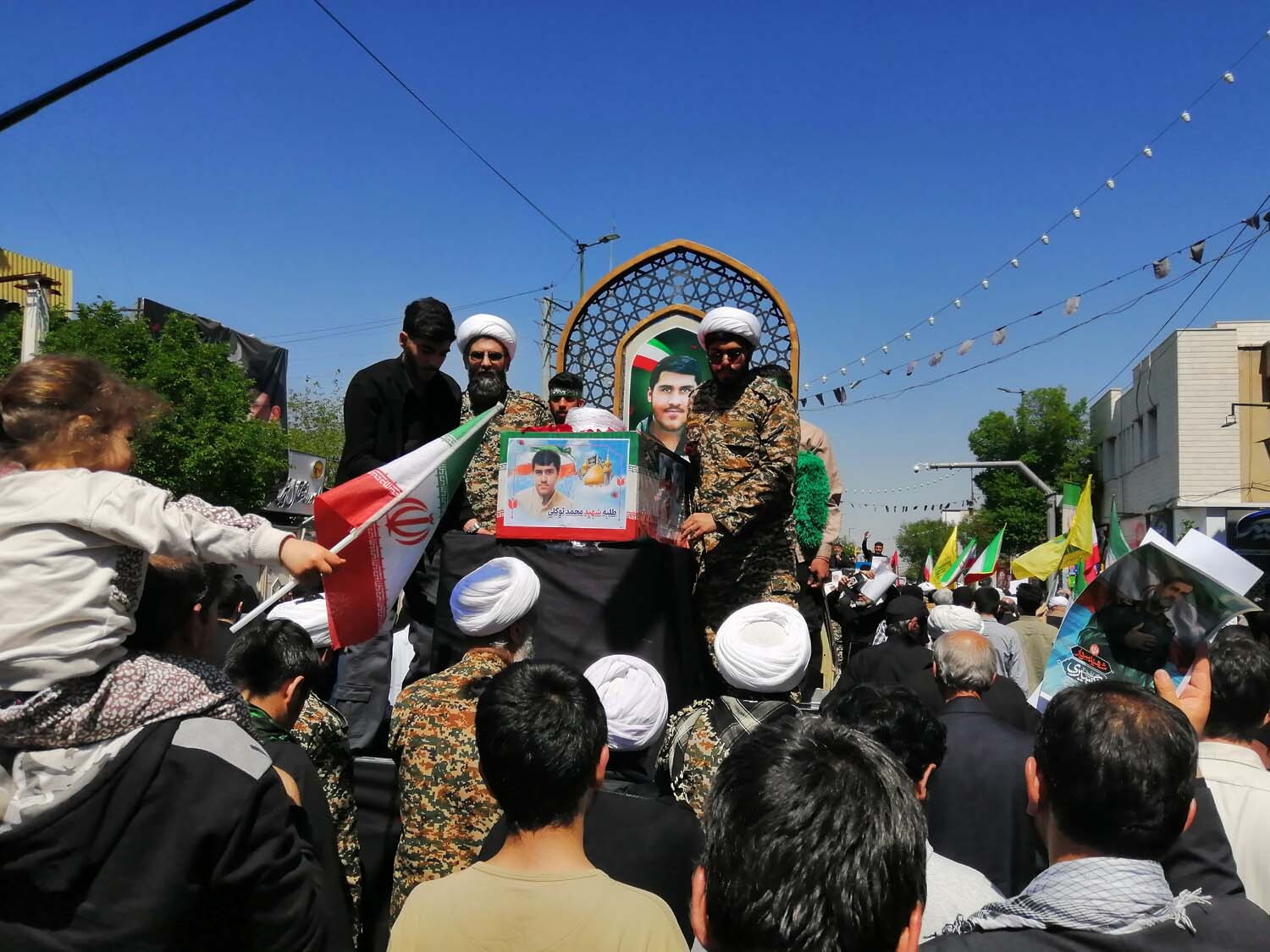 فیلم/ لحظاتی از تشییع باشکوه پیکر طلبه بسیجی شهید «محمد توکلی»