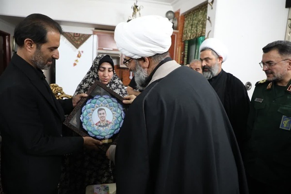 دیدار نماینده ولی‌فقیه در استان سمنان با خانواده معظم شهید والامقام «امیرحسین دلاویز»