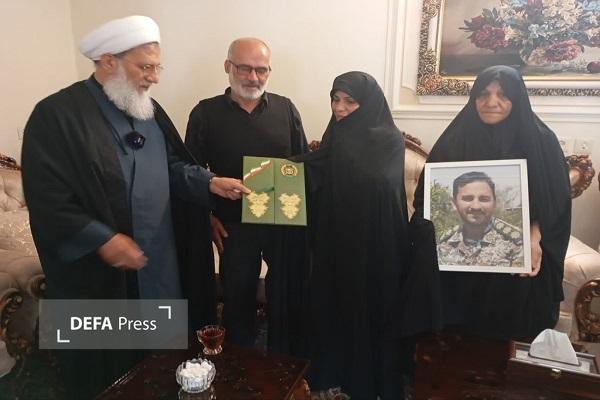 اهدای لوح قدردانی فرمانده کل ارتش به خانوادههای شهدای جنگ رمضان در استان همدان + تصاویر اهدای لوح قدردانی فرمانده کل ارتش به خانوادههای شهدای جنگ رمضان در استان همدان + تصاویر