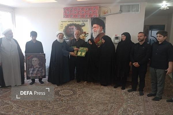 اهدای لوح قدردانی فرمانده کل ارتش به خانوادههای شهدای جنگ رمضان در استان همدان + تصاویر اهدای لوح قدردانی فرمانده کل ارتش به خانوادههای شهدای جنگ رمضان در استان همدان + تصاویر