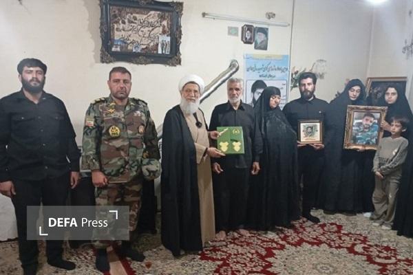 اهدای لوح قدردانی فرمانده کل ارتش به خانوادههای شهدای جنگ رمضان در استان همدان + تصاویر اهدای لوح قدردانی فرمانده کل ارتش به خانوادههای شهدای جنگ رمضان در استان همدان + تصاویر