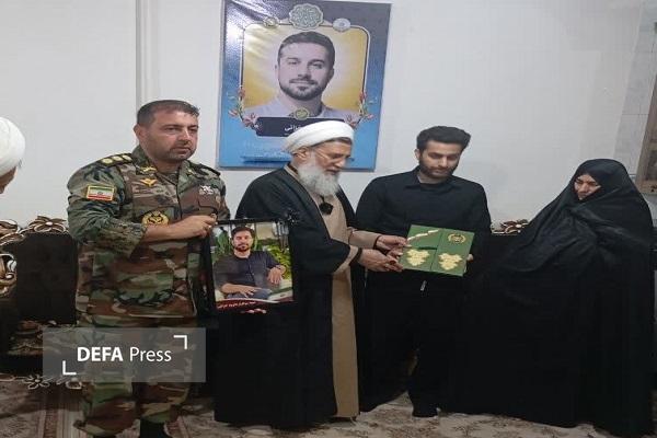 اهدای لوح قدردانی فرمانده کل ارتش به خانوادههای شهدای جنگ رمضان در استان همدان + تصاویر اهدای لوح قدردانی فرمانده کل ارتش به خانوادههای شهدای جنگ رمضان در استان همدان + تصاویر