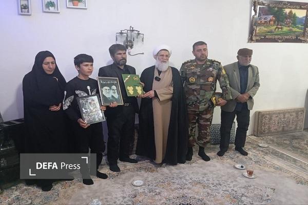 اهدای لوح قدردانی فرمانده کل ارتش به خانوادههای شهدای جنگ رمضان در استان همدان + تصاویر اهدای لوح قدردانی فرمانده کل ارتش به خانوادههای شهدای جنگ رمضان در استان همدان + تصاویر