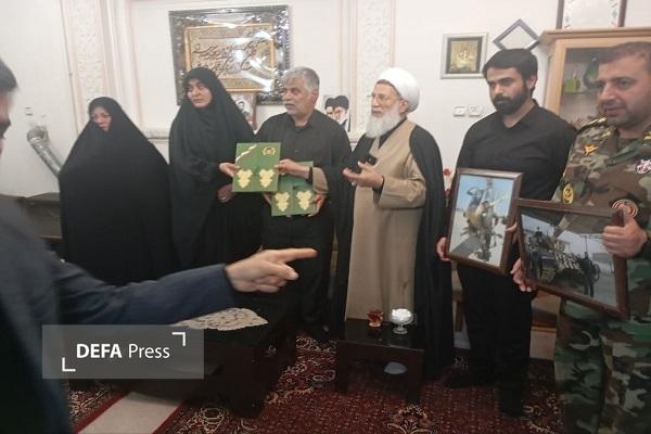 اهدای لوح قدردانی فرمانده کل ارتش به خانوادههای شهدای جنگ رمضان در استان همدان + تصاویر اهدای لوح قدردانی فرمانده کل ارتش به خانوادههای شهدای جنگ رمضان در استان همدان + تصاویر