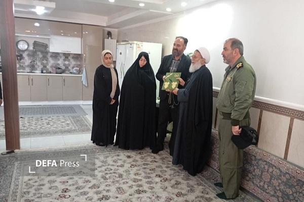 اهدای لوح قدردانی فرمانده کل ارتش به خانوادههای شهدای جنگ رمضان در استان همدان + تصاویر اهدای لوح قدردانی فرمانده کل ارتش به خانوادههای شهدای جنگ رمضان در استان همدان + تصاویر