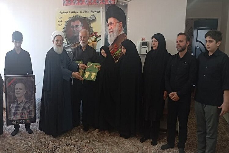 اهدای لوح قدردانی فرمانده کل ارتش به خانواده‌های شهدای جنگ رمضان در استان همدان+ تصاویر