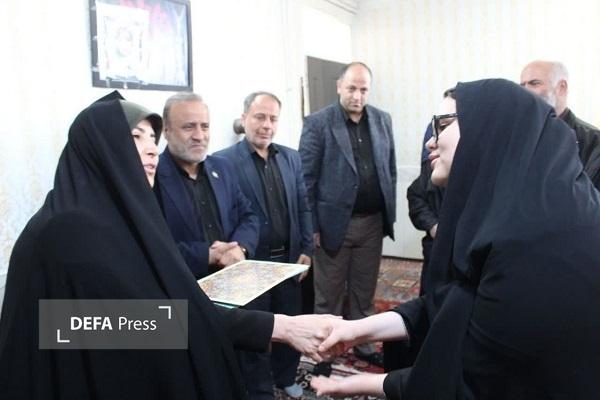 تجلیل مدیر امور بانوان ادارهکل حفظ آثار و نشرارزشهای دفاع مقدس همدان از خانواده شهیده «سیما سلیمانی» + تصاویر تجلیل مدیر امور بانوان ادارهکل حفظ آثار و نشرارزشهای دفاع مقدس همدان از خانواده شهیده «سیما سلیمانی» + تصاویر