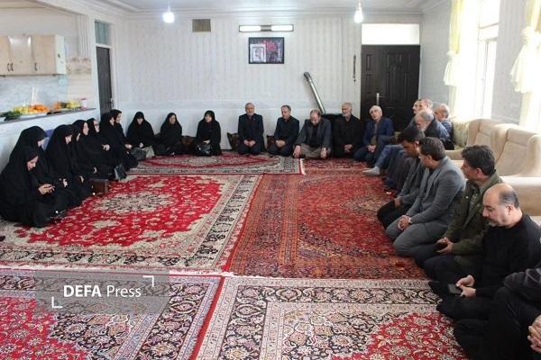 دیدار مسئولان شهرستان تویسرکان با خانواده شهید «جواد جلیلوند»