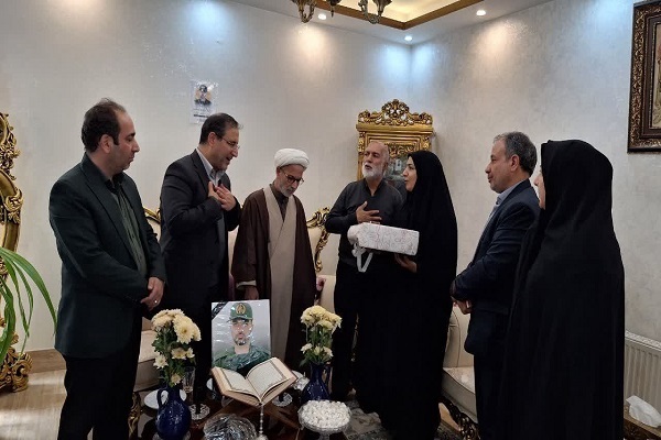 اهدای لوح سپاس معاون رئیس‌جمهور و رئیس بنیاد شهید و امور ایثارگران به خانواده شهید «علی ترکمن» در ملایر+ تصاویر