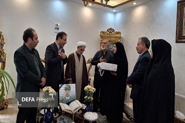 اهدای لوح سپاس معاون رئیسجمهور و رئیس بنیاد شهید و امور ایثارگران به خانواده شهید «علی ترکمن» در ملایر + تصاویر اهدای لوح سپاس معاون رئیسجمهور و رئیس بنیاد شهید و امور ایثارگران به خانواده شهید «علی ترکمن» در ملایر + تصاویر