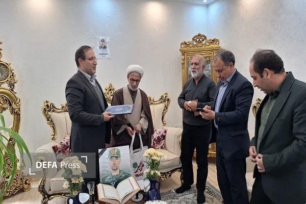 اهدای لوح سپاس معاون رئیسجمهور و رئیس بنیاد شهید و امور ایثارگران به خانواده شهید «علی ترکمن» در ملایر + تصاویر اهدای لوح سپاس معاون رئیسجمهور و رئیس بنیاد شهید و امور ایثارگران به خانواده شهید «علی ترکمن» در ملایر + تصاویر