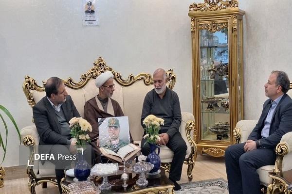 اهدای لوح سپاس معاون رئیسجمهور و رئیس بنیاد شهید و امور ایثارگران به خانواده شهید «علی ترکمن» در ملایر + تصاویر اهدای لوح سپاس معاون رئیسجمهور و رئیس بنیاد شهید و امور ایثارگران به خانواده شهید «علی ترکمن» در ملایر + تصاویر