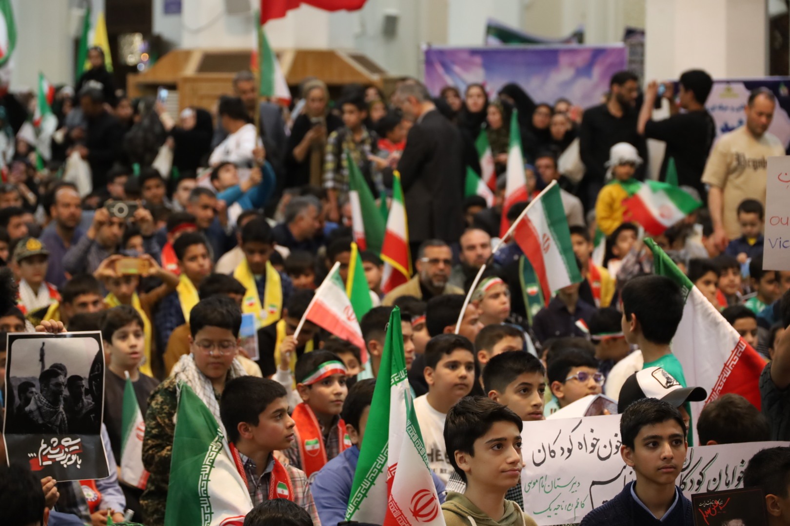 فیلم/ گرامیداشت یاد دانش‌آموزان شهید جنگ رمضان در شیراز