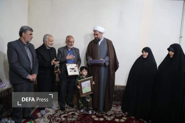 دیدار نماینده ولی‌فقیه در استان همدان با خانواده‌های شهدای جنگ رمضان + تصاویر